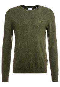 Oliivinvihreä pitkähihaisen pyöreäkauluksinen neule, jossa on huomaamaton logo vasemmassa rinnassa sekä ribbattu pääntie ja helma.