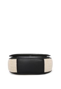 Borsa in pelle nera con un dettaglio in paglia intrecciata color crema. Forma rettangolare con una superficie liscia e chiusura con pattina. Design minimalista.