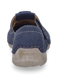 Granatowe skórzane buty typu slip-on z teksturowaną cholewką, kontrastującym szwem i gumową podeszwą, na której widoczne są drobne ślady zużycia.