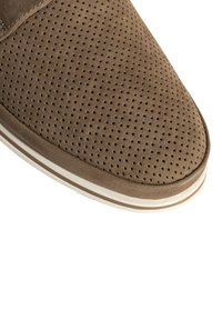 Chaussure en daim perforé marron avec un bout arrondi, dotée d'une semelle intermédiaire blanche avec une bande marron. La surface présente une texture lisse.