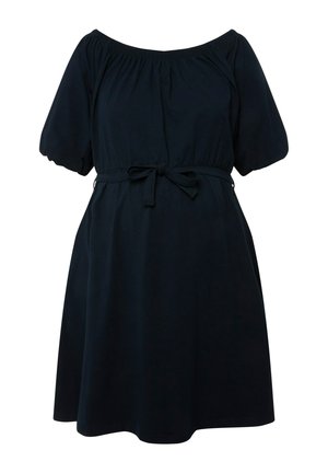 Sort off-the-shoulder kjole med pufærmer, afslappet pasform, samlet halsudskæring og aftageligt stofbælte ved taljen. Glat tekstur.