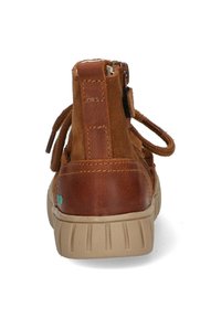 Stivale alla caviglia in pelle e suede marrone con finitura strutturata, suola in gomma beige, chiusura con zip e dettagli in lacci sul retro.