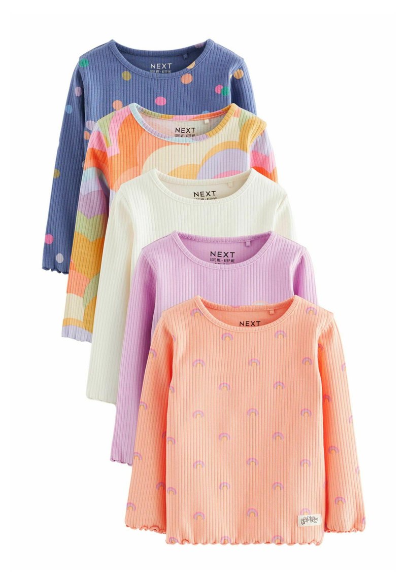 Cuatro camisetas de manga larga en diferentes colores: azul con lunares, blanca, lavanda y rosa con patrones de arcoíris, hechas de tela de canalé.