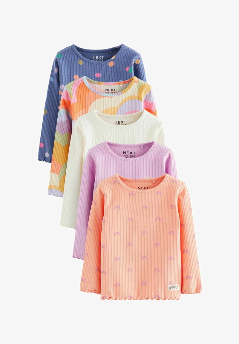 Vier Langarmshirts in unterschiedlichen Farben: blau mit Polka-Dots, weiß, lavendel und pink mit Regenbogenmustern, aus geripptem Stoff hergestellt.