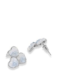 Silberne herzförmige Ohrstecker mit durchscheinenden weißen Kristallen, die ein strukturiertes Design aufweisen und über eine sichere Steckverschlussbefestigung verfügen.