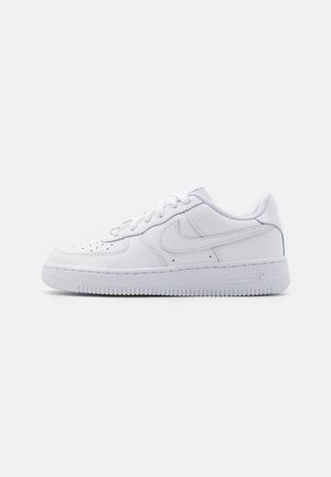 Bílá nízkoprofilová teniska Nike Air Force 1 s děrovanou špičkou, zavazováním na tkaničky a výrazným logem Nike po straně.
