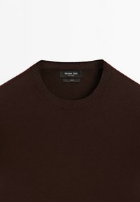 Maglione girocollo in cotone marrone scuro con collo a coste ed etichetta Massimo Dutti visibile all'interno del collo.