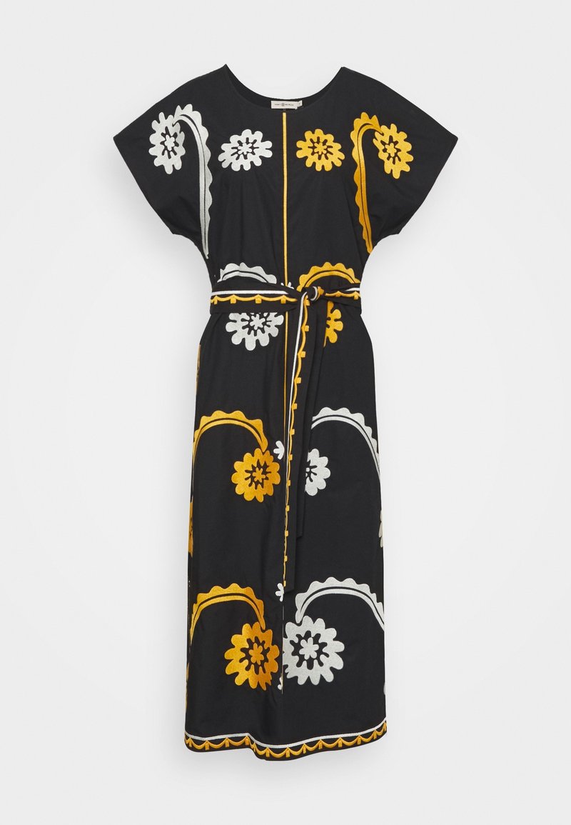 Robe midi noire à manches courtes avec motifs floraux jaunes et blancs, et ceinture assortie en tissu nouée à la taille.