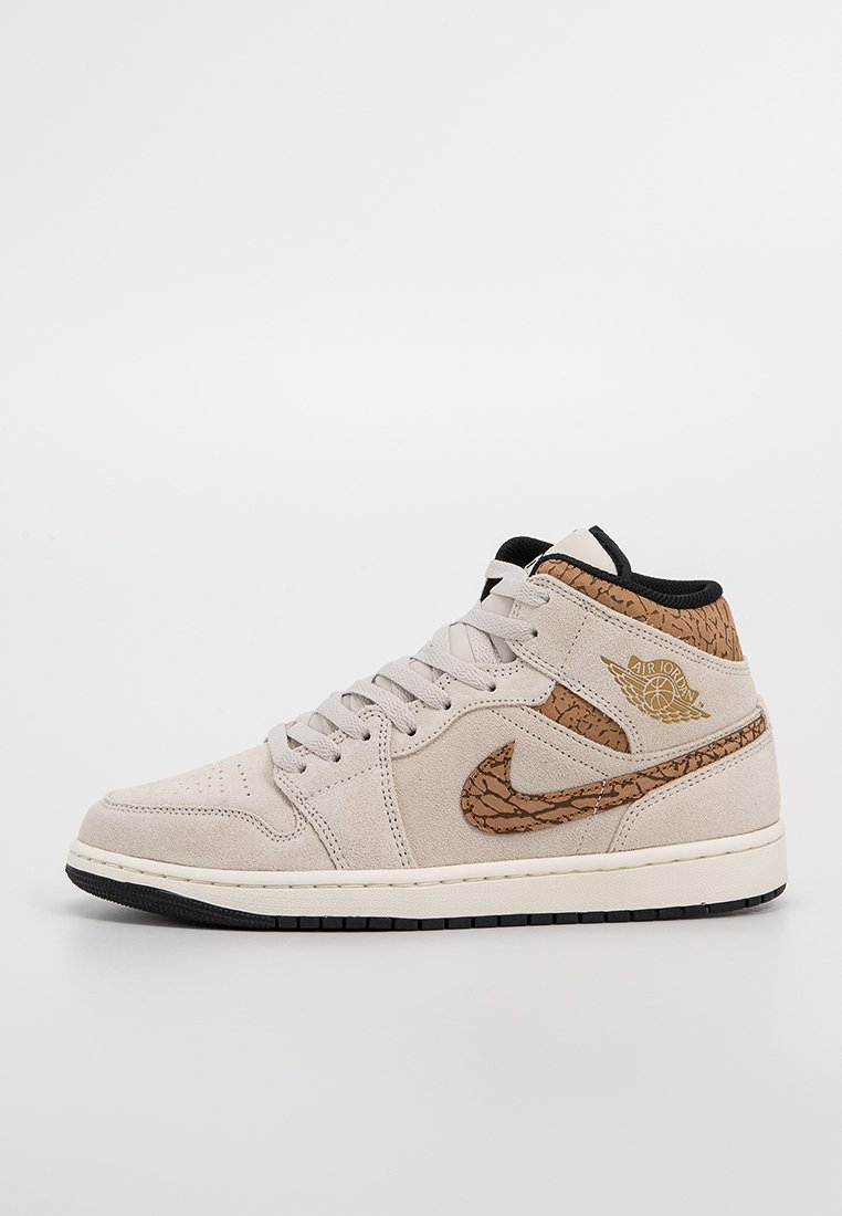 Zapatillas altas de ante gris con un logo y acentos marrones texturizados, media suela blanca, suela negra y cordones planos beige.