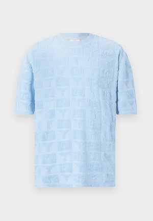 Lysblå kortærmet t-shirt med et struktureret mønster med hævede firkanter og indviklede designs, lavet af blødt stof.