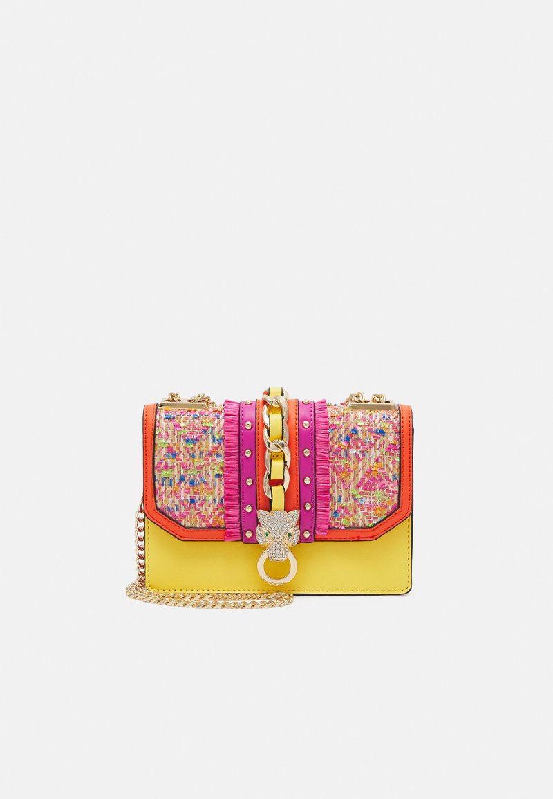 Bunte Handtasche mit einer strukturierten, mehrfarbigen Vorderseite, gelbem Boden, pinken und orangefarbenen Akzenten, goldener Kettenriemen und dekorativem Katzenkopf-Beschlag.