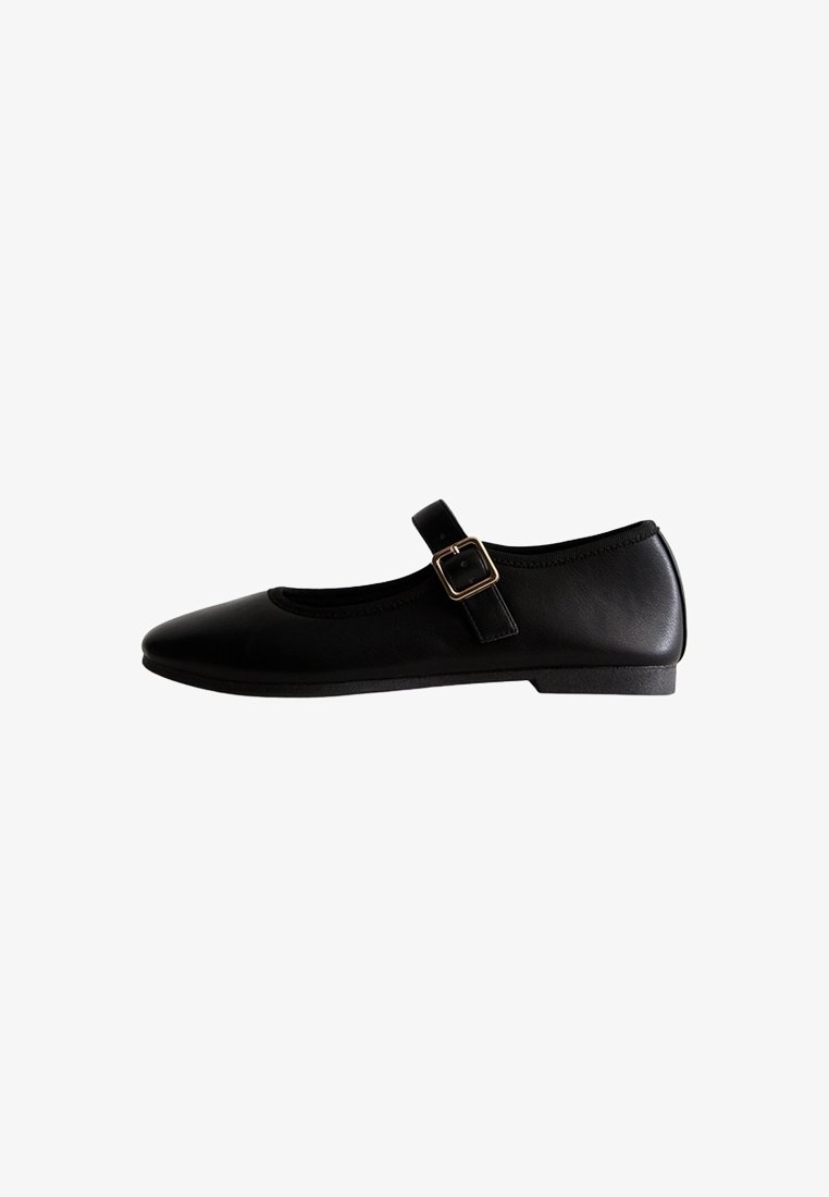 Chaussure plate Mary Jane en cuir noir avec bout arrondi, bride unique et boucle dorée, vue de profil sur fond blanc.