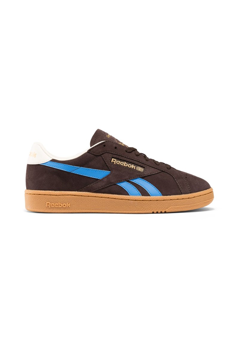 Sneaker in suede marrone con strisce blu, dettagli bianchi, logo dorato e suola in gomma. Presenta un design a bassa cima e chiusura con lacci.