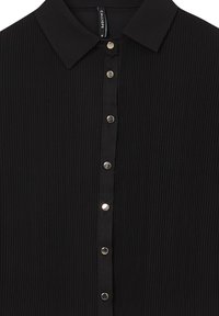Camicia nera con colletto, caratterizzata da pieghe verticali, con bottoni a pressione metallici lungo la parte anteriore e una texture della stoffa liscia.