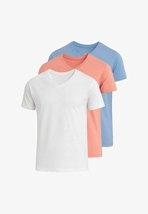 T-shirt bleu clair en V associé à un pantalon cargo beige avec des poches latérales, complété par des baskets à lacets marron clair.