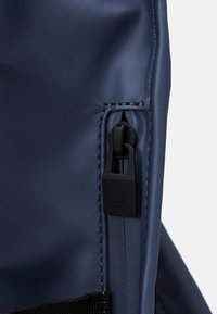 Rains ROLLTOP LARGE UNISEX - Ryggsäck - bay