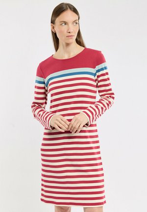 Robe longue à manches longues rayée rouge et beige avec un col rond, ornée de rayures horizontales bleues sur les épaules et d'une silhouette ajustée.