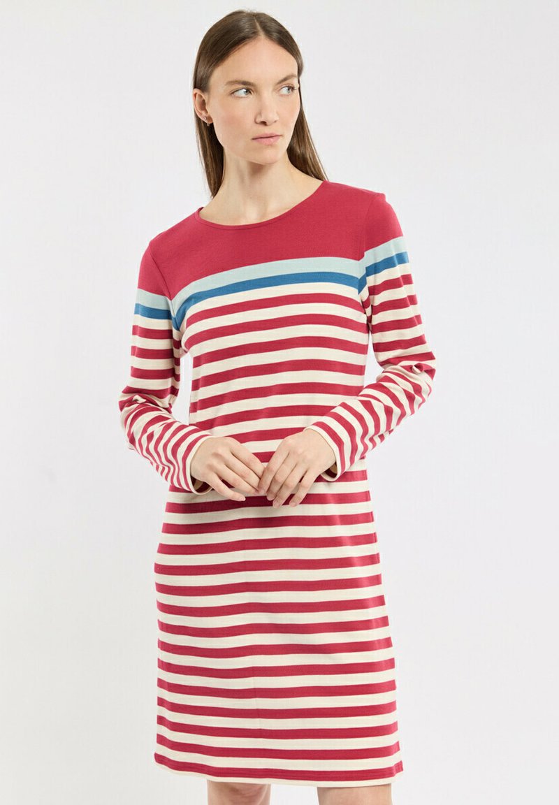 Robe longue à manches longues rayée rouge et beige avec un col rond, ornée de rayures horizontales bleues sur les épaules et d'une silhouette ajustée.