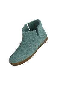 Buty za kostkę z filcu w kolorze turkusowym o miękkiej teksturze. Posiadają wysoką cholewkę oraz trwałą, brązową gumową podeszwę zapewniającą przyczepność. Prosty design z minimalnymi akcentami.