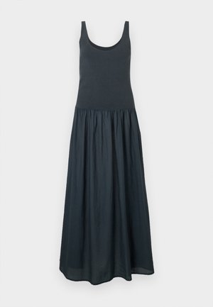 Mouwloze maxi-jurk in donkergrijs met een aansluitend bovenstuk en een geplooide, vloeiende rok. Soepele textuur, casual ontwerp, geschikt voor warm weer.