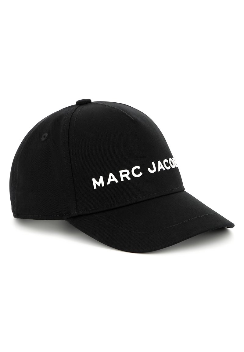 Zwarte katoenen honkbalpet met een gebogen klep en een opvallend wit "MARC JACOBS" logo op de voorkant, afgewerkt met een gestructureerde stof.