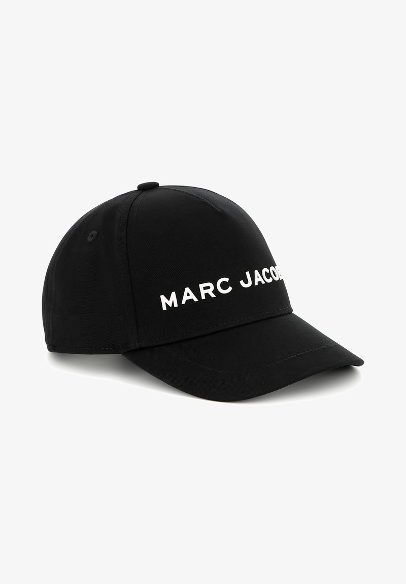 Casquette en coton noir avec une visière incurvée, portant le texte "MARC JACOBS" en blanc sur le panneau frontal. Le texte est en gras et de style moderne.