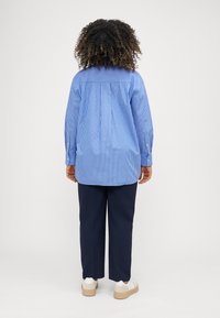 Tommy Hilfiger Curve CRV ESS POPLIN EASY FIT - Overhemdblouse - blue