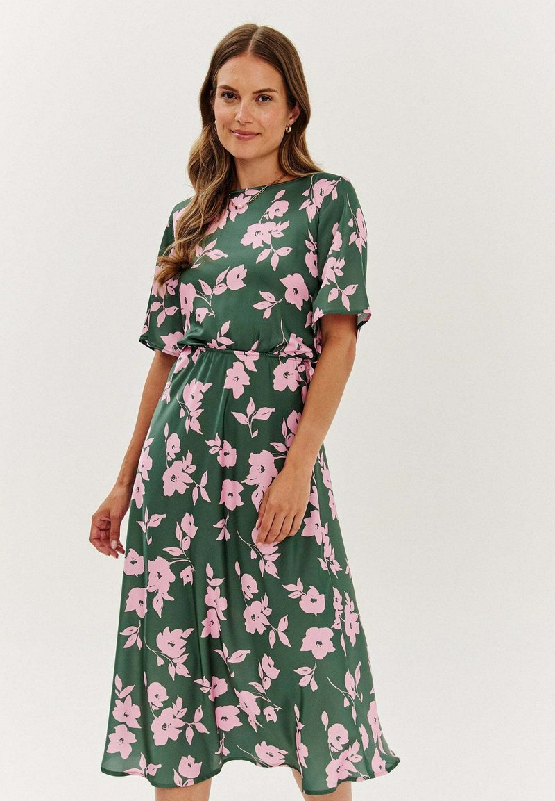 Květinové šaty z zelené látky s růžovými květy. Krátké rukávy a zvýrazněný pas. Volný design, do kolen s hladkou texturou.