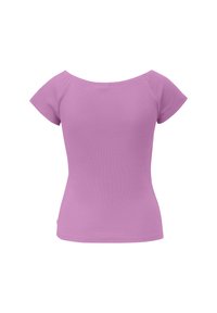Paarse korte mouw top met een geribbelde textuur en een brede ronde halslijn. Getailleerd ontwerp en zachte stof geschikt voor casual draagstijl.