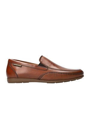 Mocassin en cuir marron à enfiler avec des détails cousus et une semelle en caoutchouc, doté d'une petite étiquette métallique de la marque près du talon.