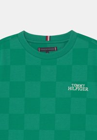 Tommy Hilfiger CHECKER BOARD TEE - T-shirt z nadrukiem