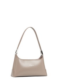 Sac à main en cuir beige avec une forme structurée, une texture lisse et des accents en métal argenté. Logo affiché à l'avant. Bandoulière unique.