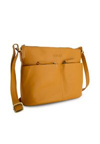 Sennepsgul læder crossbody taske med lynlåslukning, to frontlommer og en justerbar rem. Glat tekstur med syninger.