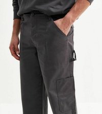 Pantaloni cargo in cotone grigio con tasche laterali, chiusura frontale e dettagli cuciti. Presentano una cinghia regolabile sul lato.