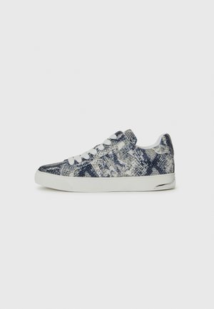 Sneakers con una fantasia in pelle di serpente blu e bianca. Presentano lacci bianchi, punta arrotondata e suola bianca a contrasto.
