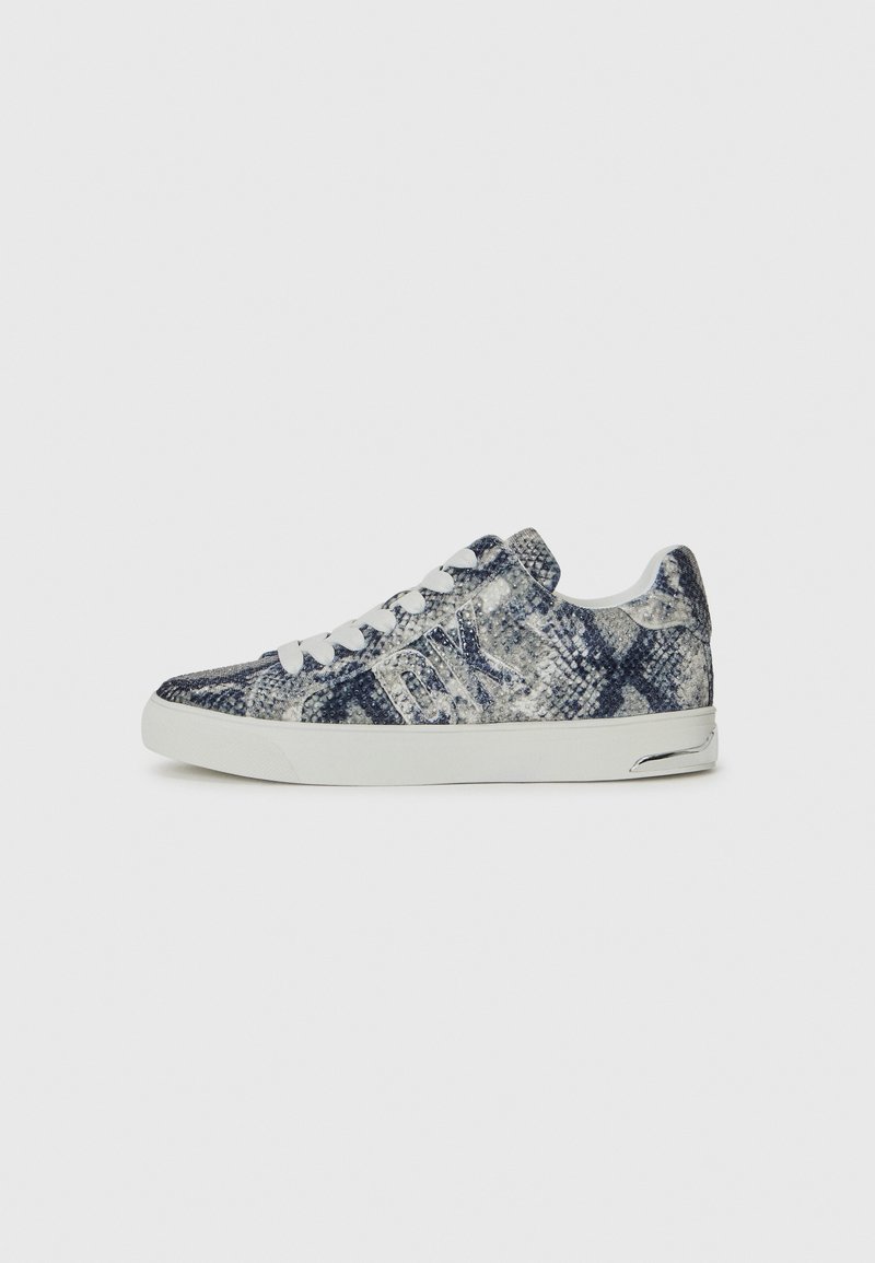 Sneakers con una fantasia in pelle di serpente blu e bianca. Presentano lacci bianchi, punta arrotondata e suola bianca a contrasto.
