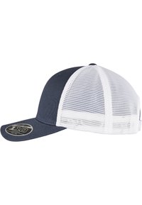 Mørkeblå caps med solid front og hvit nettingbakgrunn, med buet skjerm og en logoetikett på siden.