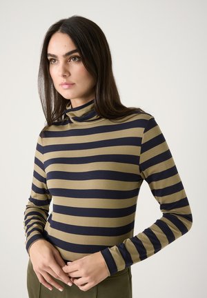 Langarm-Turtleneck-Oberteil in olivgrün mit navy gestreiftem Muster. Weicher, elastischer Stoff mit taillierter Passform und hohem Kragen.