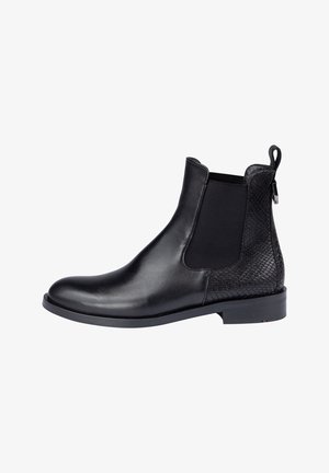 Bottines Chelsea en cuir noir avec panneau latéral élastique, motif en serpent texturé au niveau du talon, tirant à l'arrière et semelle à petit talon.