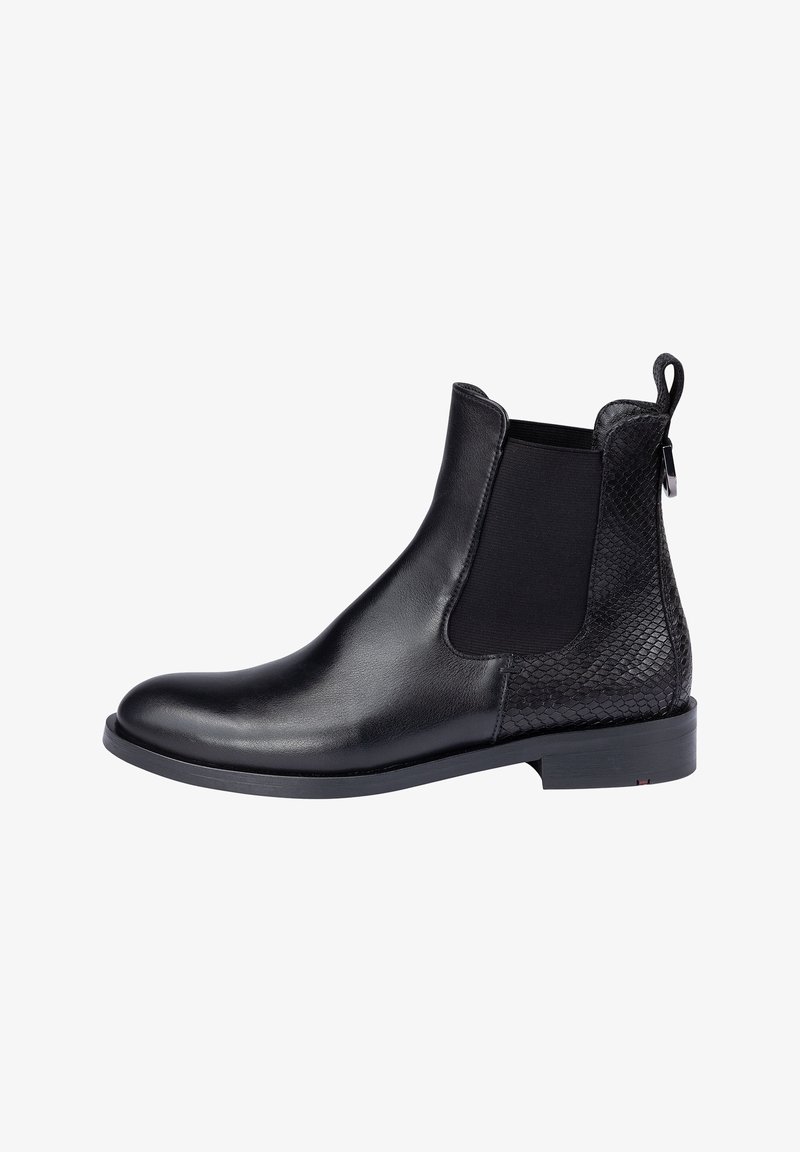 Bottines Chelsea en cuir noir avec panneau latéral élastique, motif en serpent texturé au niveau du talon, tirant à l'arrière et semelle à petit talon.