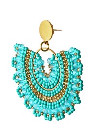 Turkoosin väriset helmikorvakorut, joissa on kullanvärisiä yksityiskohtia. Korvakorut ovat kerroksellinen puolikuun muotoinen ja koristeltu kimaltelevilla sinisillä kristalleilla. Selkäpuolelta painettava kiinnitys.