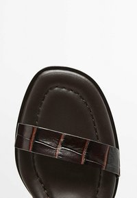 Massimo Dutti Korolliset sandaalit - brown