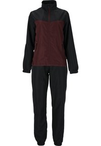 Chándal resistente al agua, con parte superior en color burdeos y parte inferior negra, cierre de cremallera, bolsillos laterales y puños y tobillos elásticos.