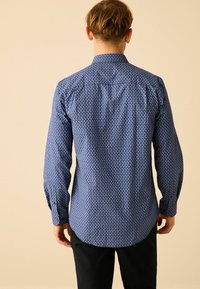 Next Ing - blue parrot