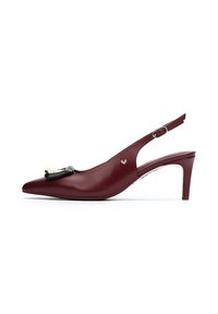 Zapato de charol burdeos tipo slingback con puntera afilada, que presenta un acento negro decorativo y un detalle dorado. Tacón de aguja, textura suave.