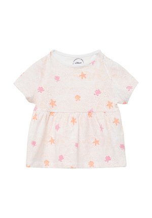 Weißes Babykleid mit kurzen Ärmeln, verziert mit rosa und orangefarbenen Mustern von Seesternen und Muscheln, sowie Druckknöpfen an einer Schulter.