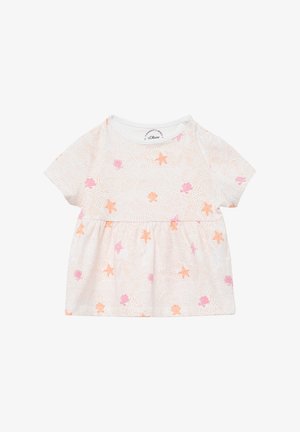 Biała sukienka dla niemowlęcia z krótkimi rękawami, z różowymi i pomarańczowymi wzorami rozgwiazd i muszelek, oraz zapięciem na napy na jednym ramieniu.