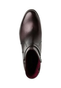 Bottines en cuir bourgogne au design élégant, avec un col courbé et une fermeture éclair sur le côté, présentant une finition lisse et un intérieur violet contrasté.