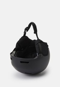 Černá helma s hladkým, zaobleným povrchem. Obsahuje nastavitelné popruhy a měkké polstrování uvnitř pro pohodlí. Jsou zde zahrnuty větrací otvory.