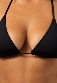 Svart triangel-bikinitopp med tunna justerbara remmar, med rynkor längs kanterna för extra textur. Slät tygfinish.